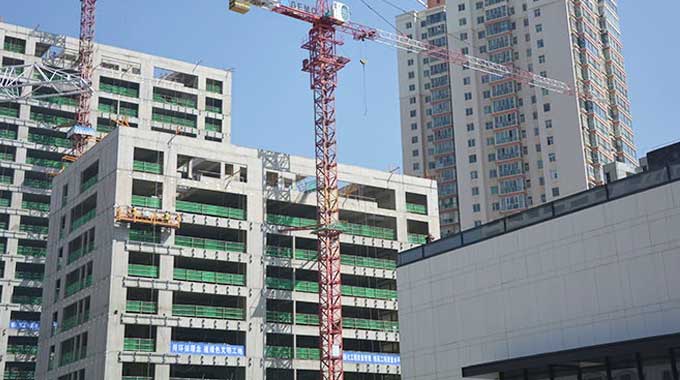 甘肅建投裝備制造有限公司是甘肅省建設(shè)投資（控股）集團(tuán)有限公司直屬企業(yè)，成立于2010年10月，坐落于甘肅蘭州彭家坪國(guó)家級(jí)裝備制造工業(yè)園，占地155畝，是西北地區(qū)最早具有起重機(jī)械生產(chǎn)資質(zhì)的企業(yè)，年產(chǎn)各類型號(hào)起重機(jī)械500余臺(tái)。建司十年來(lái)，公司先后榮獲年度中國(guó)塔機(jī)行業(yè)十強(qiáng)企業(yè)、全國(guó)售后服務(wù)先進(jìn)單位、全國(guó)建筑施工機(jī)械租賃50強(qiáng)企業(yè)等30余項(xiàng)榮譽(yù)稱號(hào)...